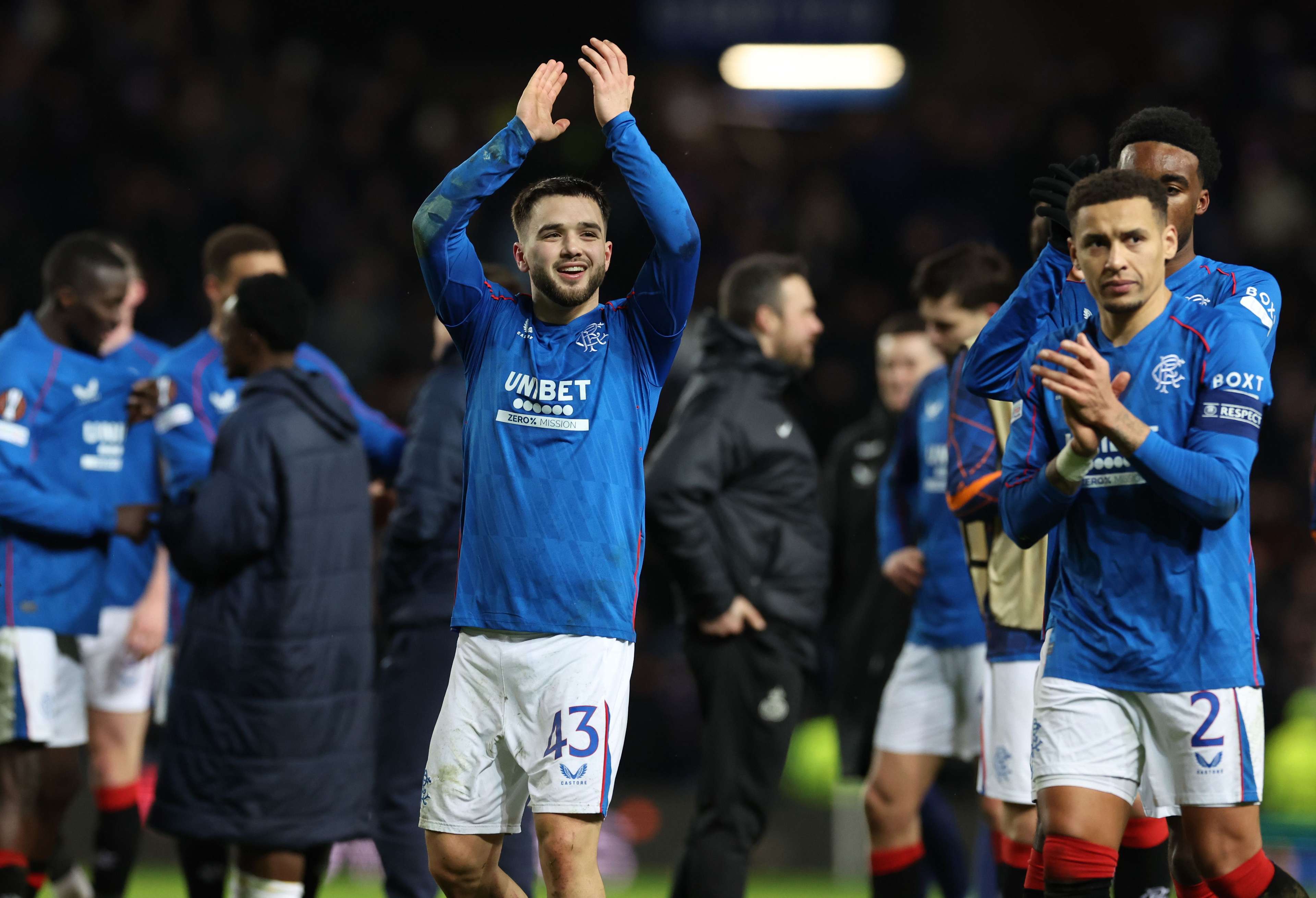 亚泰官方开箱新赛季球衣装备，装备以红黑色为主打色.